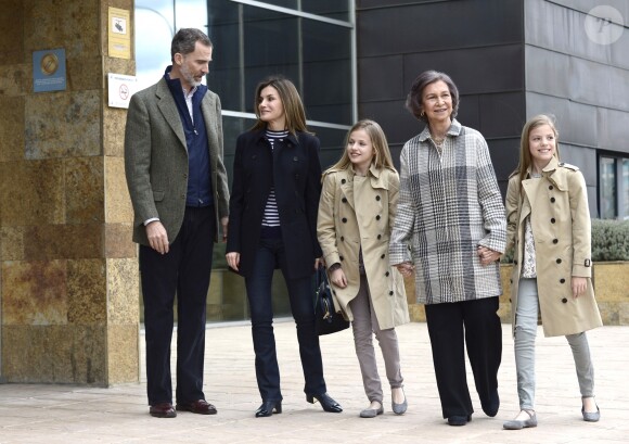 Le roi Felipe VI d'Espagne, la reine Letizia et la reine Sofia, ainsi que la princesse Leonor des Asturies et l'infante Sofia, ont rendu visite au roi Juan Carlos Ier d'Espagne le 8 avril 2018 à l'hôpital La Moraleja dans le nord de Madrid. L'ancien souverain y a été hospitalisé pour le remplacement de la prothèse de son genou droit.