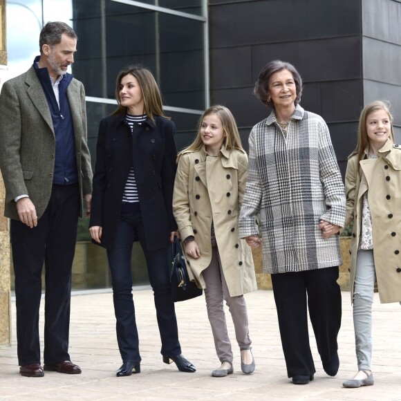 Le roi Felipe VI d'Espagne, la reine Letizia et la reine Sofia, ainsi que la princesse Leonor des Asturies et l'infante Sofia, ont rendu visite au roi Juan Carlos Ier d'Espagne le 8 avril 2018 à l'hôpital La Moraleja dans le nord de Madrid. L'ancien souverain y a été hospitalisé pour le remplacement de la prothèse de son genou droit.