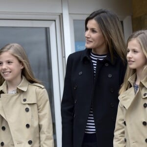 La reine Letizia d'Espagne et ses filles l'infante Sofia et la princesse Leonor des Asturies lors de leur visite au roi Juan Carlos Ier d'Espagne le 8 avril 2018 à l'hôpital La Moraleja dans le nord de Madrid. L'ancien souverain y a été hospitalisé pour le remplacement de la prothèse de son genou droit.