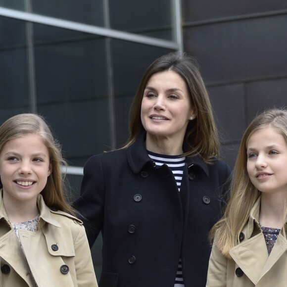 La reine Letizia d'Espagne et ses filles l'infante Sofia et la princesse Leonor des Asturies lors de leur visite au roi Juan Carlos Ier d'Espagne le 8 avril 2018 à l'hôpital La Moraleja dans le nord de Madrid. L'ancien souverain y a été hospitalisé pour le remplacement de la prothèse de son genou droit.