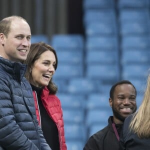 Kate Middleton, au début de sa troisième grossesse, et le prince William au Villa Park, stade du club de football d'Aston Villa, le 22 novembre 2017 lors d'un événement du programme Coach Core.