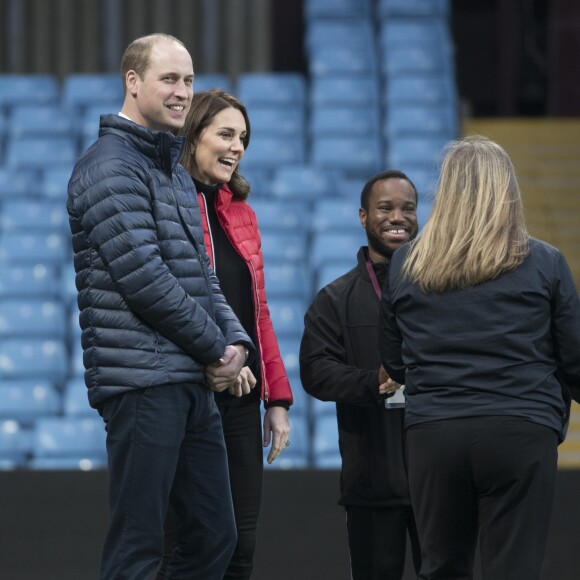 Kate Middleton, au début de sa troisième grossesse, et le prince William au Villa Park, stade du club de football d'Aston Villa, le 22 novembre 2017 lors d'un événement du programme Coach Core.