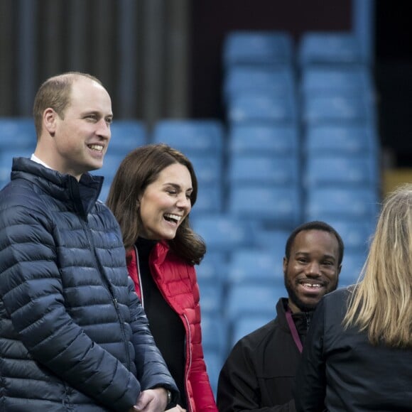 Kate Middleton, au début de sa troisième grossesse, et le prince William au Villa Park, stade du club de football d'Aston Villa, le 22 novembre 2017 lors d'un événement du programme Coach Core.