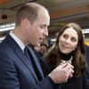 Le prince William, duc de Cambridge, et Kate Middleton, au début de sa troisième grossesse, en visite à l'usine "Acme Whistles" à Birmingham le 22 novembre 2017