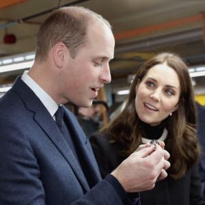 Le prince William, duc de Cambridge, et Kate Middleton, au début de sa troisième grossesse, en visite à l'usine "Acme Whistles" à Birmingham le 22 novembre 2017