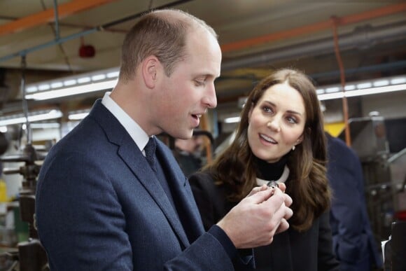 Le prince William, duc de Cambridge, et Kate Middleton, au début de sa troisième grossesse, en visite à l'usine "Acme Whistles" à Birmingham le 22 novembre 2017