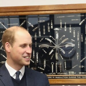 Le prince William, duc de Cambridge, et Kate Middleton, au début de sa troisième grossesse, en visite à l'usine "Acme Whistles" à Birmingham le 22 novembre 2017