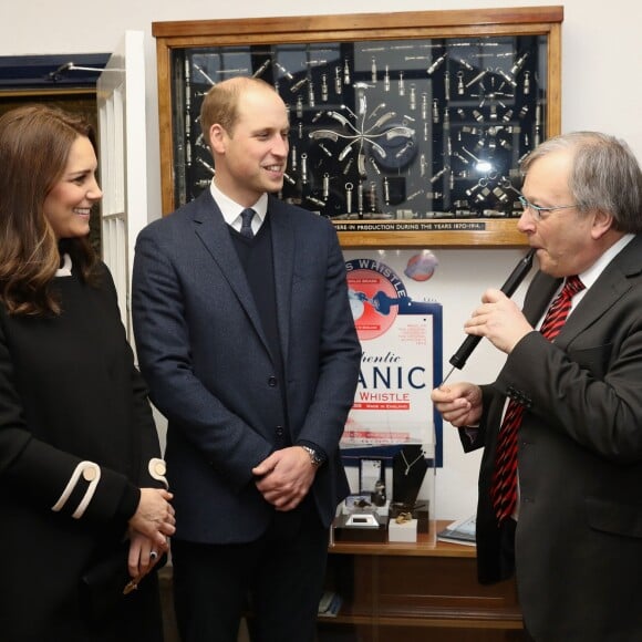 Le prince William, duc de Cambridge, et Kate Middleton, au début de sa troisième grossesse, en visite à l'usine "Acme Whistles" à Birmingham le 22 novembre 2017