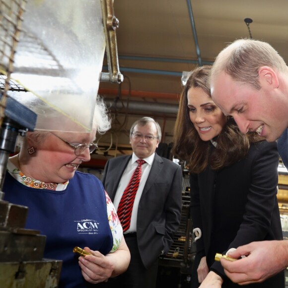 Le prince William, duc de Cambridge, et Kate Middleton, au début de sa troisième grossesse, en visite à l'usine "Acme Whistles" à Birmingham le 22 novembre 2017
