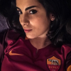 Francesca Brienza, alias La Brienzina, compagne de Rudi Garcia (entraîneur de l'Olympique de Marseille), photo Instagram 4 avril 2018 avec le maillot de l'AS Roma.