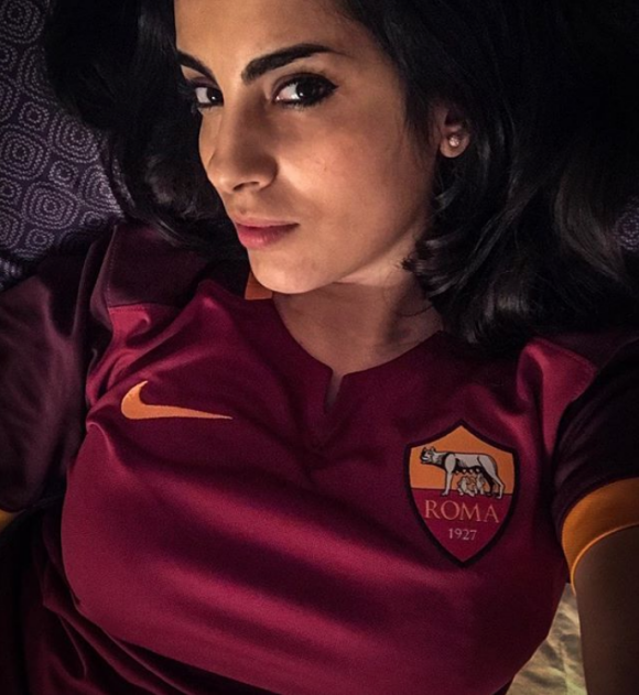 Francesca Brienza, alias La Brienzina, compagne de Rudi Garcia (entraîneur de l'Olympique de Marseille), photo Instagram 4 avril 2018 avec le maillot de l'AS Roma.