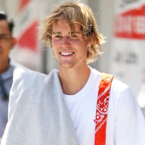 Justin Bieber pose avec des fans à la sortie de son cours de SoulCycle à Los Angeles, le 11 avril 2018
