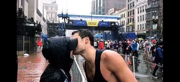 Dylan Efron embrasse sa chérie Courtney King lors du marathon de Boston, le 16 avril 2018