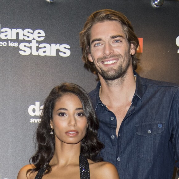 Camille Lacourt et sa danseuse Hajiba Fahmy lors du photocall de présentation du jury et des nouveaux couples de "Danse avec les Stars" au siège de TF1 à Boulogne-Billancourt, le 28 septembre 2017. © Pierre Pérusseau/Bestimage