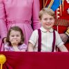 Le prince George et la princesse Charlotte de Cambridge avec leurs parents la duchesse Catherine et le prince William au balcon du palais de Buckingham le 17 juin 2017 lors de la parade Trooping the Colour.