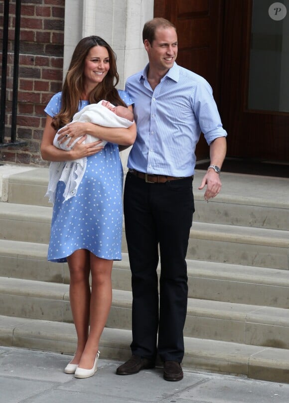 Le prince William et la duchesse de Cambridge, Kate Catherine Middleton, présentent leur fils George de Cambridge officiellement devant les medias du monde entier à leur sortie de l'hôpital St-Mary a Londres, le 23 juillet 2013.