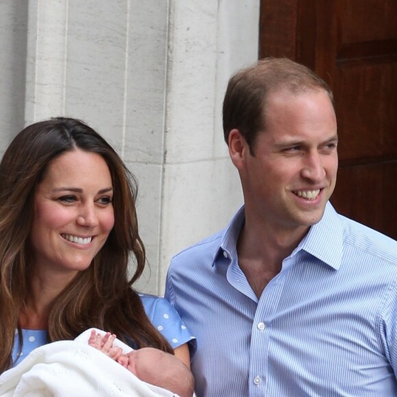 Le prince William et la duchesse de Cambridge, Kate Catherine Middleton, présentent leur fils George de Cambridge officiellement devant les medias du monde entier à leur sortie de l'hôpital St-Mary a Londres, le 23 juillet 2013.
