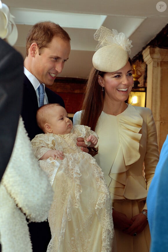 Le prince William, duc de Cambridge, et Kate Catherine Middleton, duchesse de Cambridge, ont baptisé leur fils, le prince George, en la chapelle royale du palais St James a Londres, le 23 octobre 2013.