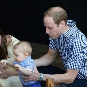 Le prince William, Kate Middleton et leur fils le prince George visitent le zoo Taronga à Sydney, lors de leur visite officielle en Australie en avril 2014.