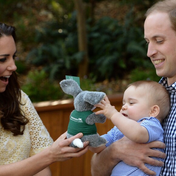 Le prince William, Kate Middleton et leur fils le prince George visitent le zoo Taronga à Sydney, lors de leur visite officielle en Australie en avril 2014.