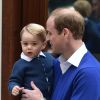 Le prince William et son fils se rendent à l'hôpital St-Mary à Londres où la duchesse de Cambridge a donné naissance à une petite fille le 2 mai 2015.