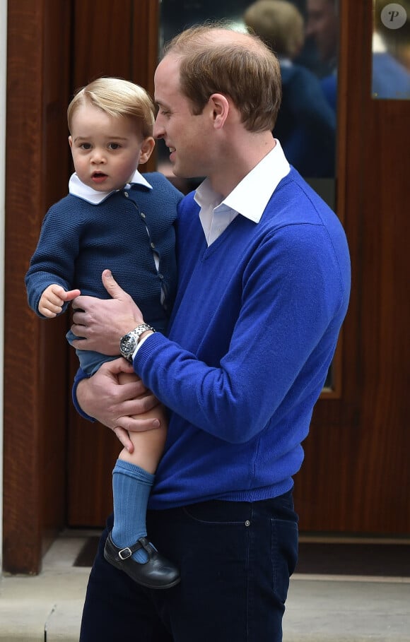 Le prince William et son fils se rendent à l'hôpital St-Mary à Londres où la duchesse de Cambridge a donné naissance à une petite fille le 2 mai 2015.