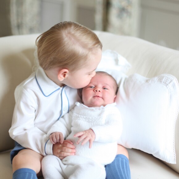 Les première photos de la princesse Charlotte (alors âgée de deux semaines) avec son frère George de Cambridge, prises à la mi-mai 2015 par leur mère Kate Middleton, dans leur maison de campagne.