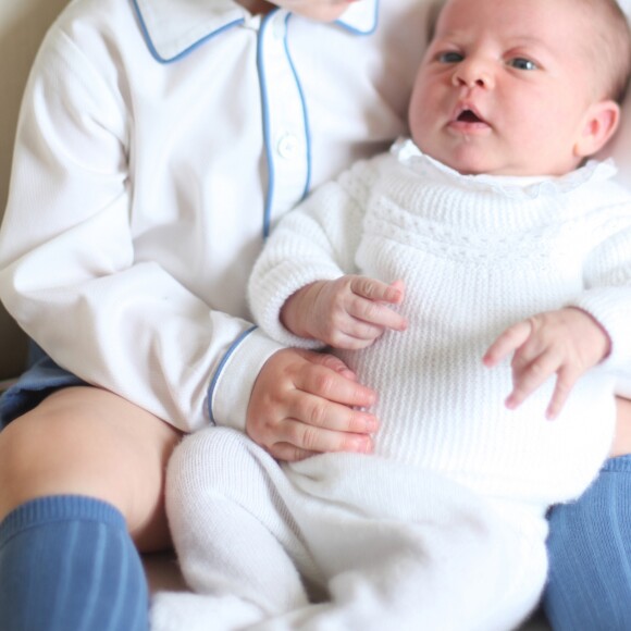 Les première photos de la princesse Charlotte (alors âgée de deux semaines) avec son frère George de Cambridge, prises à la mi-mai 2015 par leur mère Kate Middleton, dans leur maison de campagne.