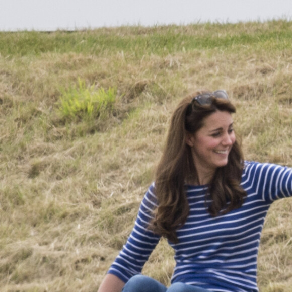 Catherine Kate Middleton et son fils le prince George de Cambridge à un match de polo au Beaufort Polo club de Tetbury le 14 juin 2015.