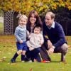 Le prince William et Kate Middleton ont publié une photo pour Noël où ils posent avec leurs enfants George et Charlotte dans le jardin du Palais de Kensington à Londres. Photos prises fin octobre 2015.