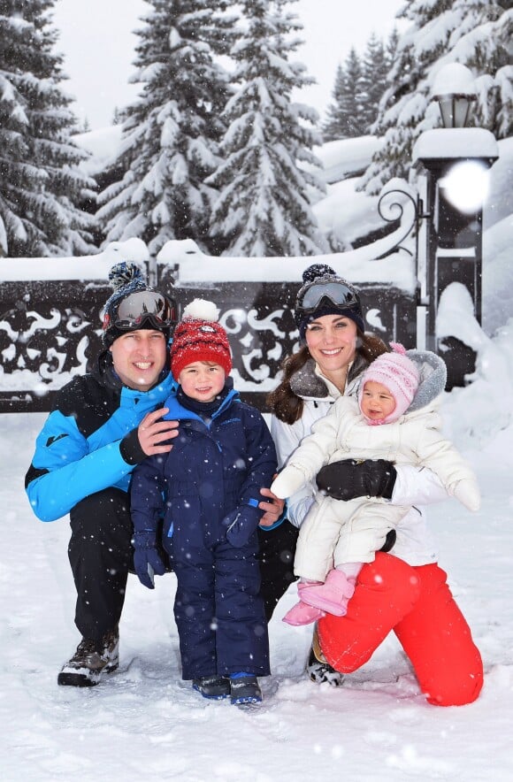 La famille pose lors de ses vacances dans les Alpes françaises le 7 mars 2016.