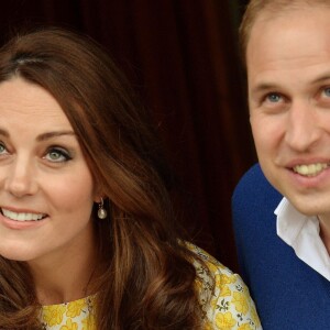 Le duc de Cambridge et la duchesse de Cambridge avec leur fille lors de la sortie de l'hôpital Lindo Wing of St Mary's Hospital à Londres, le 2 mai 2015.