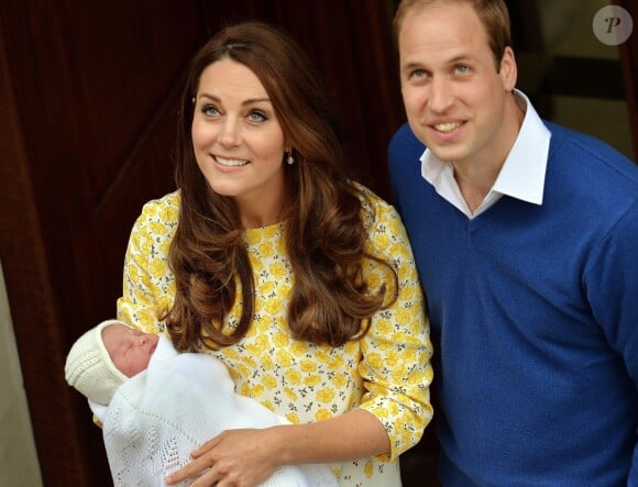 Le duc de Cambridge et la duchesse de Cambridge avec leur fille lors de la sortie de l'hôpital Lindo Wing of St Mary's Hospital à Londres, le 2 mai 2015.