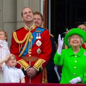 La famille royale d'Angleterre au balcon du palais de Buckingham lors de la parade "Trooping The Colour" à l'occasion du 90e anniversaire de la reine le 11 juin 2016.
