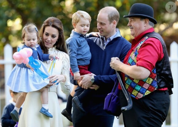 Le prince William et la duchesse de Cambridge avec leurs enfants lors d'une fête pour les familles de militaires, le 29 septembre 2016, lors de la visite de la famille au Canada.