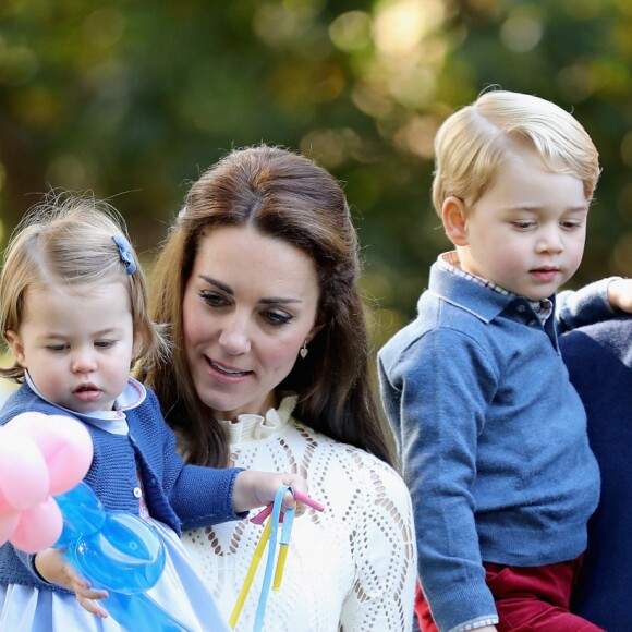 Le prince William et la duchesse de Cambridge avec leurs enfants lors d'une fête pour les familles de militaires, le 29 septembre 2016, lors de la visite de la famille au Canada.