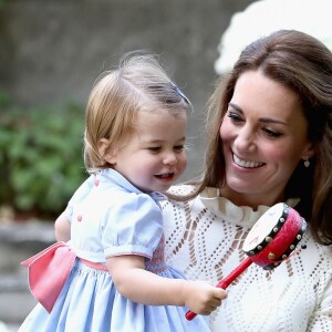 La petite Charlotte dans les bras de sa mère, lors d'une visite officielle au Canada en septembre 2016.