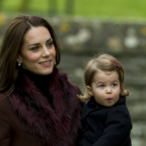 Catherine Kate Middleton et sa fille la princesse Charlotte à la messe de Noël en décembre 2016.