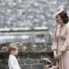 Kate Middleton avec son fils le prince George de Cambridge et sa fille la princesse Charlotte de Cambridge au mariage de Pippa Middleton le 20 mai 2017.
