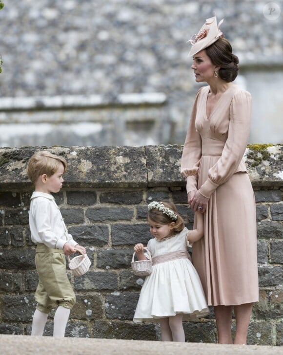 Kate Middleton avec son fils le prince George de Cambridge et sa fille la princesse Charlotte de Cambridge au mariage de Pippa Middleton le 20 mai 2017.
