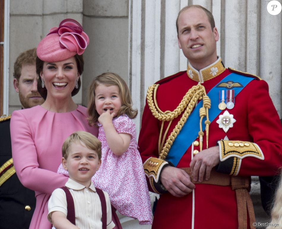 La famille royale d'Angleterre au palais de Buckingham pour assister à