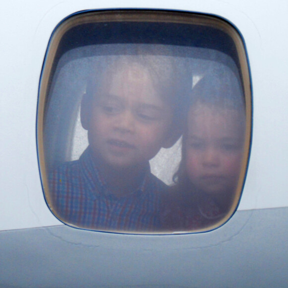 Le prince George et la princesse Charlotte à leur arrivée à Varsovie à l'été 2017.