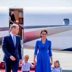 Le couple princier d'Angleterre et leurs enfants à leur arrivée à l'aéroport de Berlin-Tegel à Berlin, le 19 juillet 2017.