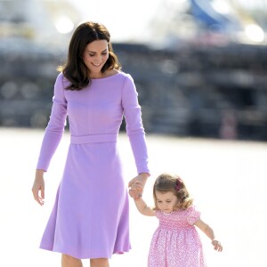 Kate Middleton et la princesse Charlotte lors de leur départ d'Hambourg, le 21 juillet 2017, après leur visite officielle en Allemagne.