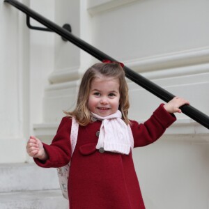 Photographie officielle de la princesse Charlotte de Cambridge, prise par sa mère au palais Kensington, juste avant sa rentrée à la crèche en janvier 2018.