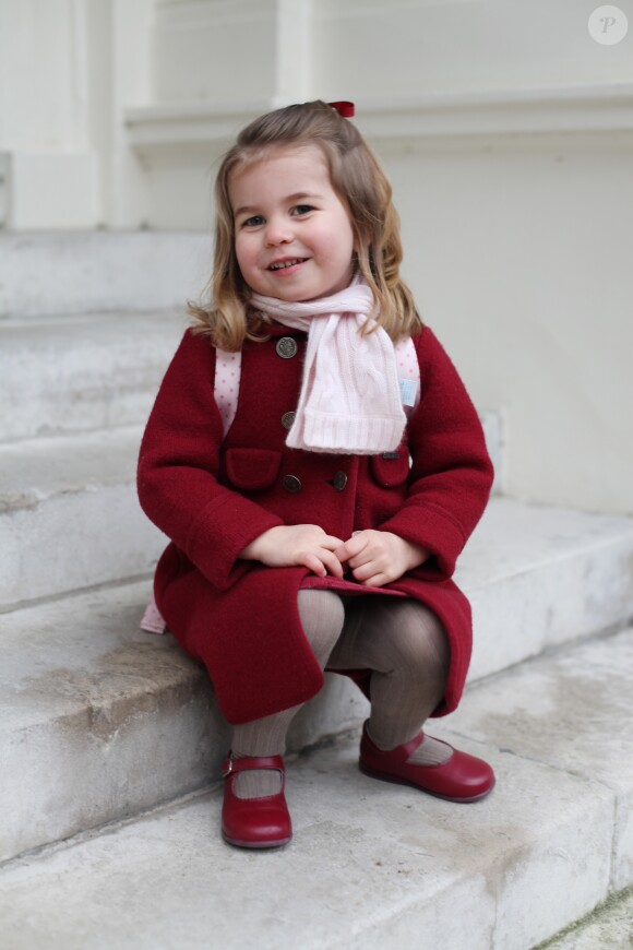 Photographie officielle de la princesse Charlotte de Cambridge, prise par sa mère au palais Kensington, juste avant sa rentrée à la crèche en janvier 2018.