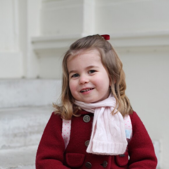 Photographie officielle de la princesse Charlotte de Cambridge, prise par sa mère au palais Kensington, juste avant sa rentrée à la crèche en janvier 2018.