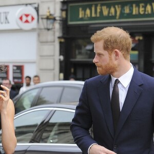 Meghan Markle et le prince Harry sont venus assister ensemble, le 23 avril 2018 en l'église St Martin-in-the-fileds à Londres, à la cérémonie commémorant le 25e anniversaire de l'assassinat de Stephen Lawrence, victime à 18 ans d'un crime raciste.