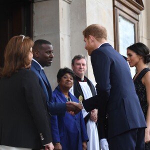 Le prince Harry, qui salue ici la famille du défunt, et Meghan Markle le 23 avril 2018 en l'église St Martin-in-the-fileds à Londres pour la cérémonie commémorant le 25e anniversaire de l'assassinat de Stephen Lawrence, victime à 18 ans d'un crime raciste.