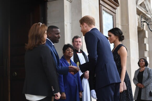 Le prince Harry, qui salue ici la famille du défunt, et Meghan Markle le 23 avril 2018 en l'église St Martin-in-the-fileds à Londres pour la cérémonie commémorant le 25e anniversaire de l'assassinat de Stephen Lawrence, victime à 18 ans d'un crime raciste.
